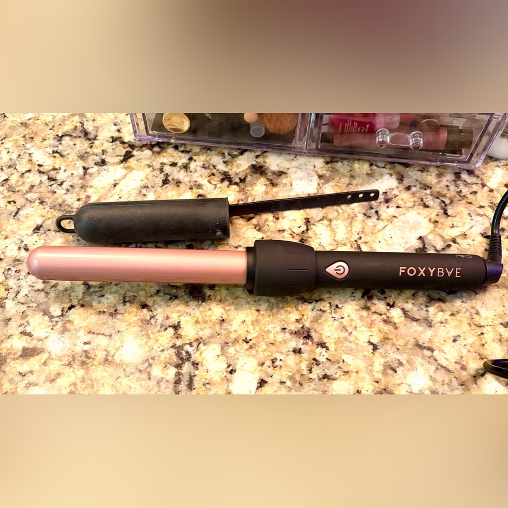 Foxy Bae Black and Pink Curling Wand
